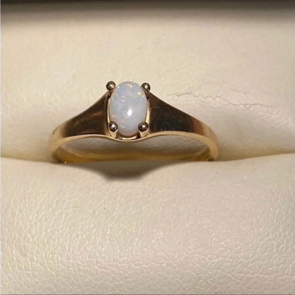 Gold Opal vintage ring